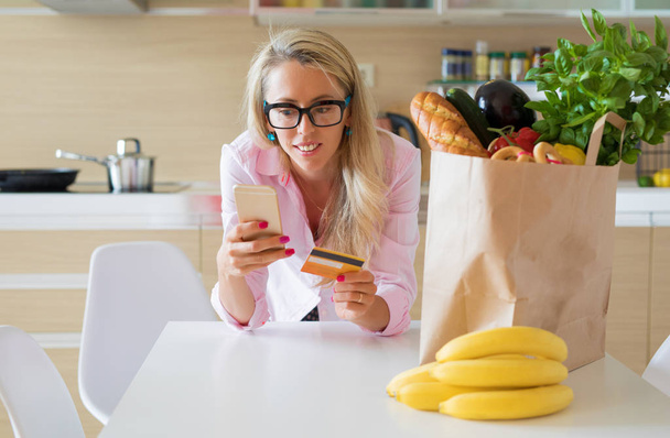 Woman ordering groceries online - Foto, afbeelding