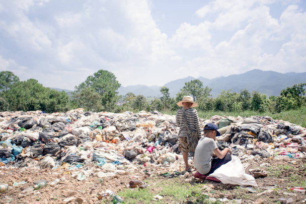 I bambini trovano spazzatura in vendita e li riciclano nelle discariche, nelle vite e negli stili di vita dei poveri, nella povertà e nei concetti ambientali
 - Foto, immagini