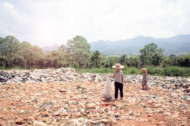  Bild verschwimmt, finden Kinder Müll zum Verkauf und recyceln ihn auf Mülldeponien, das Leben und den Lebensstil der Armen, Armut und Umweltkonzepte - Foto, Bild