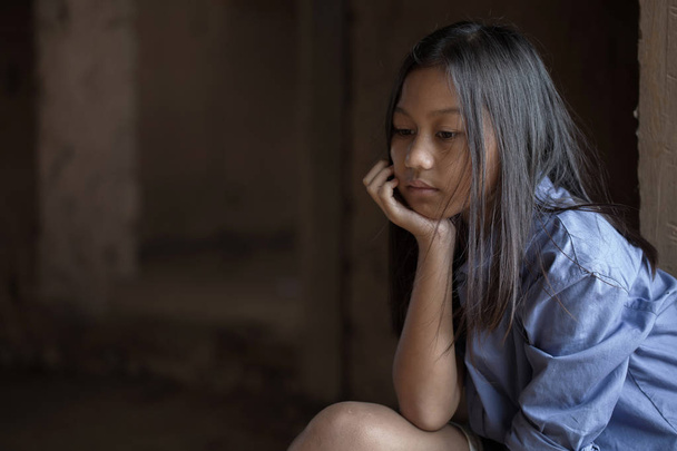  Портрет бедной маленькой таиландской девочки, потерявшейся в глубоких мыслях, бедности, бедных детей
 - Фото, изображение