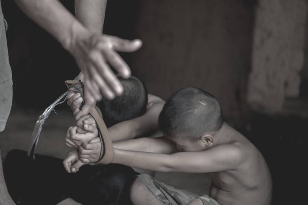 Stop gyermek bűncselekmények és az emberkereskedelem. Állítsa le a gyermekek elleni erőszak kérdésével, gyermek bondage-szög kép elmosódott, emberi jogok napján koncepció. - Fotó, kép
