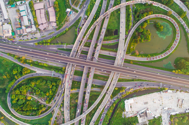 Αεροφωτογραφία πόλης μεταφορών άνω διάβασης οδού με κυκλοφορία των οχημάτων, κατασκευή μεταφορών - Φωτογραφία, εικόνα