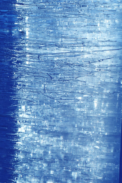 Eisbeschaffenheit im Winter. Stücke gefrorenen Wassers auf einer Straße in  - Foto, Bild