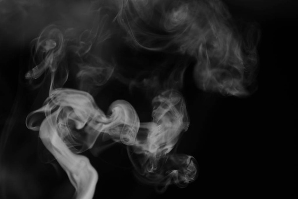 Λευκό καπνό πάνω σε μαύρο φόντο. Υφή του καπνού. Κλαμπ της wh - Φωτογραφία, εικόνα
