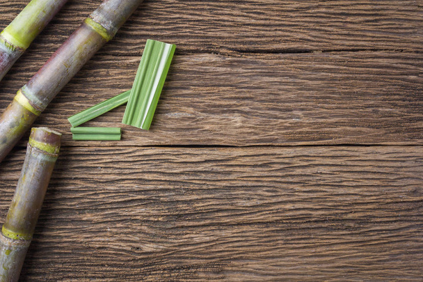 Fechar cana-de-açúcar no fundo de madeira close up
 - Foto, Imagem
