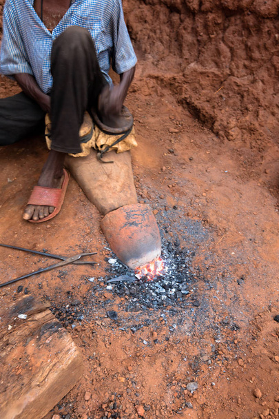 Kowal w miejscowości Burkina Faso, w Afryce - Zdjęcie, obraz