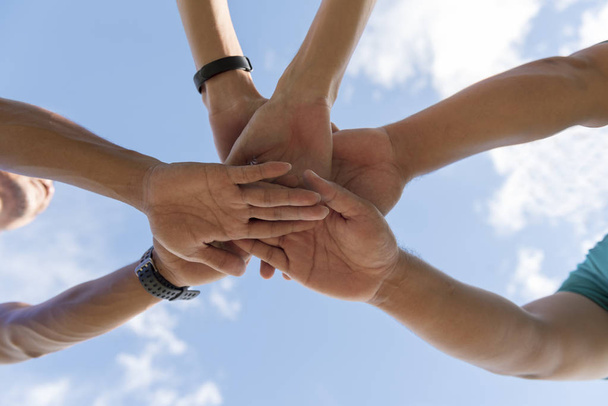 Menschen nutzen Handkoordination, um ihre kollektive Stärke zum Ausdruck zu bringen. - Foto, Bild