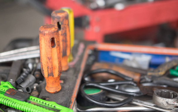 Variedad de herramientas de trabajo colocadas en la reparación y el servicio del coche
 - Foto, Imagen