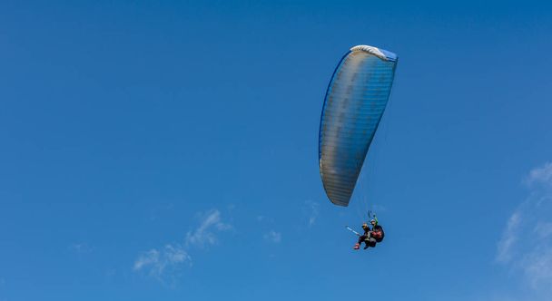 Paraglider is on the paraplane strops - soaring flight moment - Foto, imagen