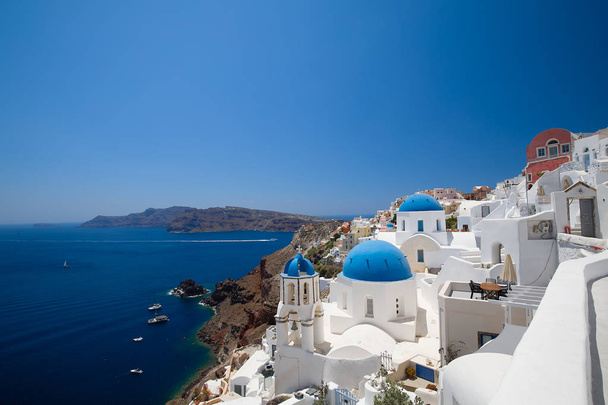 ギリシャのサントリーニ島にある建物を眺め - 写真・画像