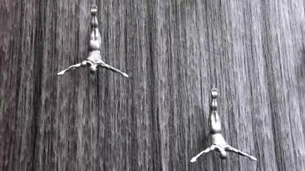 wodospad wewnątrz centrum handlowego dubai Zjednoczone Emiraty Arabskie - Materiał filmowy, wideo
