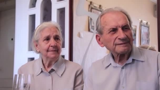 Couple of elderly seeing a film about past times - Záběry, video