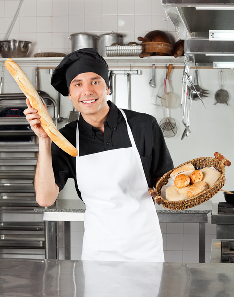 mužský šéfkuchař drží bochník chleba - Fotografie, Obrázek