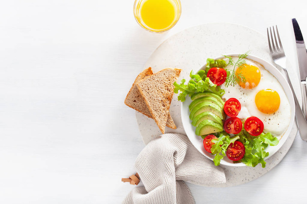Zdravá snídaně plochý ležela. smažená vejce, avokádo, rajčata, toasty - Fotografie, Obrázek