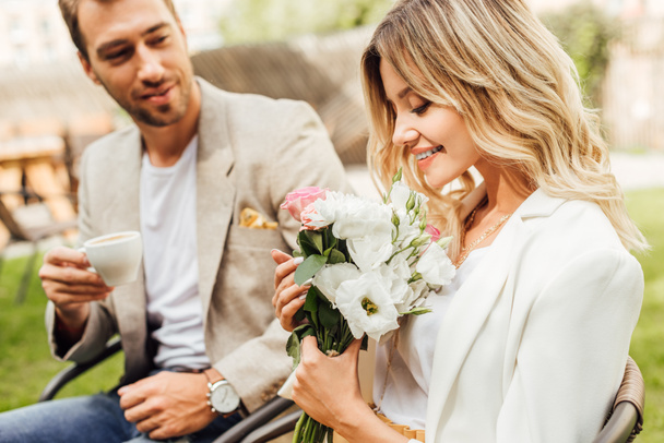 attraente fidanzata annusare bouquet di rose in caffè
 - Foto, immagini