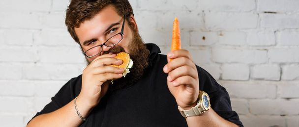 uomo grasso che sceglie cibo sano
 - Foto, immagini
