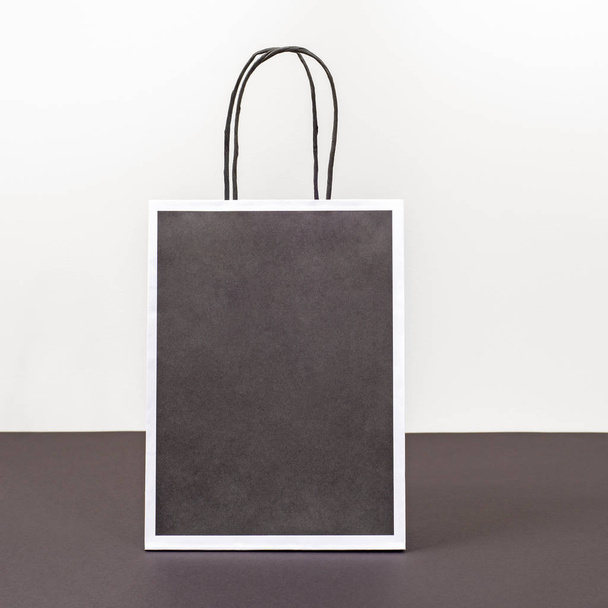 Prázdný nákupní taška stojící na povrchu papíru. - Fotografie, Obrázek