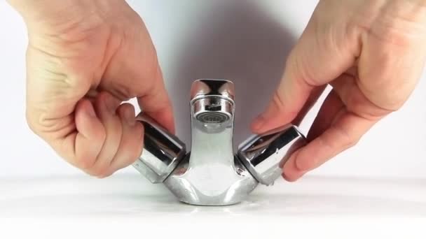L'eau coule d'un robinet
 - Séquence, vidéo