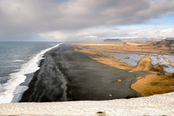 Erstaunliche isländische Landschaft an den Klippen von Vik. wunderschöne Meereslandschaft in Island. Schwarzer Sandstrand in Südisland. - Foto, Bild