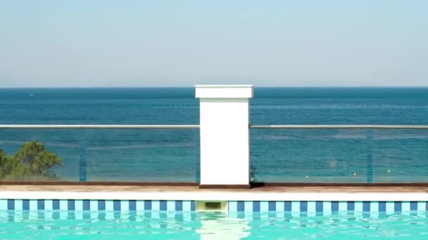 landschap blauw zwembad met uitzicht op de zee - Video