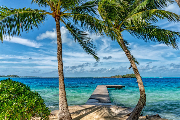 остров Бора Бора Французская Полинезия Аэроплан вид на панорамный пейзаж, за водой бунгало
 - Фото, изображение