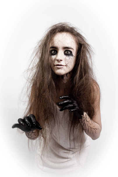 ritratto di una ragazza pazza con capelli spettinati, occhi neri e vene. concetto di Halloween e giorno dei morti
. - Foto, immagini