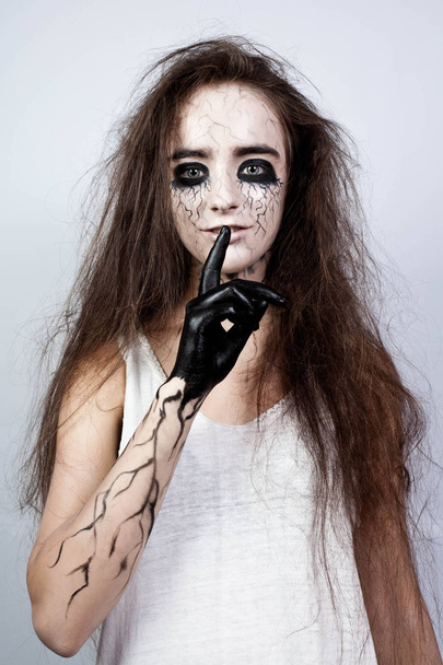 bláznivá holka s rozcuchanými vlasy, černé oči a žíly ukazuje její prst ššš. Koncept Halloween. Detailní záběr. - Fotografie, Obrázek