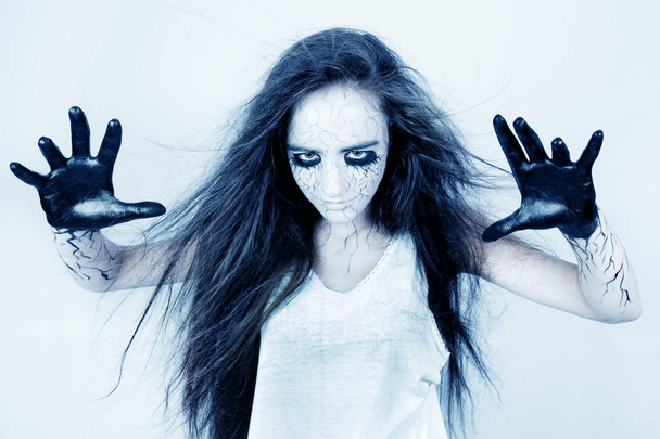 Retrato possuído por espíritos, uma menina com hematomas sob seus olhos e veias negras evoca suas mãos. conceito de dia das bruxas e dia dos mortos
. - Foto, Imagem