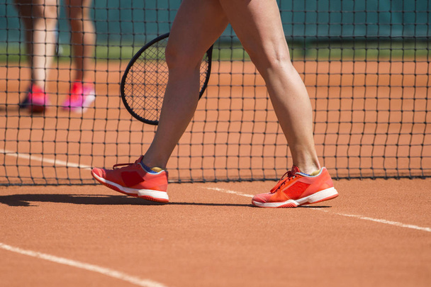 Nogi kobiecego tenisisty.. - Zdjęcie, obraz