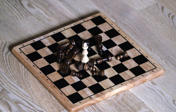 Ξύλινα πιόνια σκάκι σε σκακιέρα  - Φωτογραφία, εικόνα