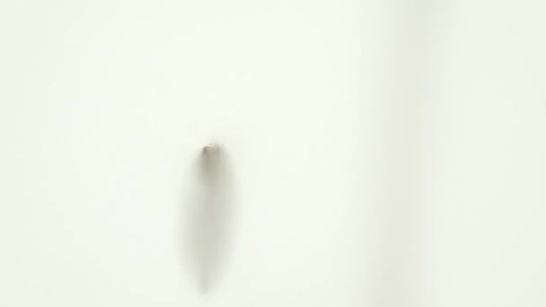 Korkeat näkymät valkoihoisesta miehestä, joka pyörittää Yhdysvaltain neljännesdollarin kolikkoa
 - Materiaali, video