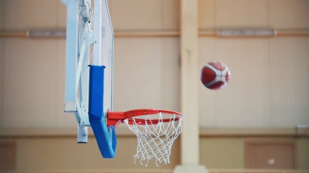 Míč do hoop, basketbal, pěkný trowing - Záběry, video