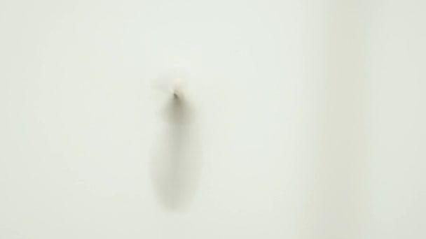 Korkeat näkymät valkoihoisesta miehestä, joka pyörittää Yhdysvaltain neljännesdollarin kolikkoa
 - Materiaali, video