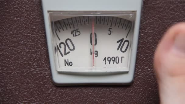 Τον έλεγχο του βάρους ενός ατόμου σε μια κλίμακα - Πλάνα, βίντεο