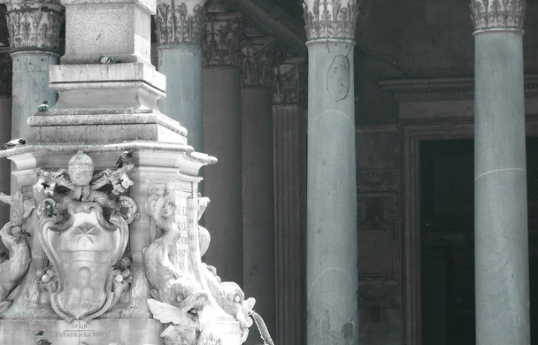 Sculptures sur la Piazza della Rotonda Panthéon Rome Italie
 - Photo, image
