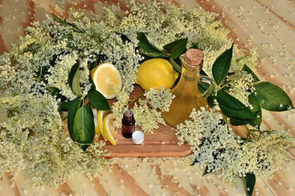 Sciroppo di fiori di sambuco e olio su fondo di legno e fiore fresco - Foto, immagini