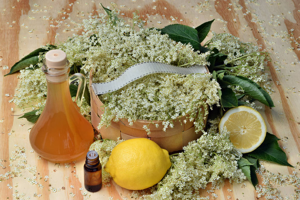 Здоров'я чай з лимоном з квітів бузини на дерев'яному столі
 - Фото, зображення