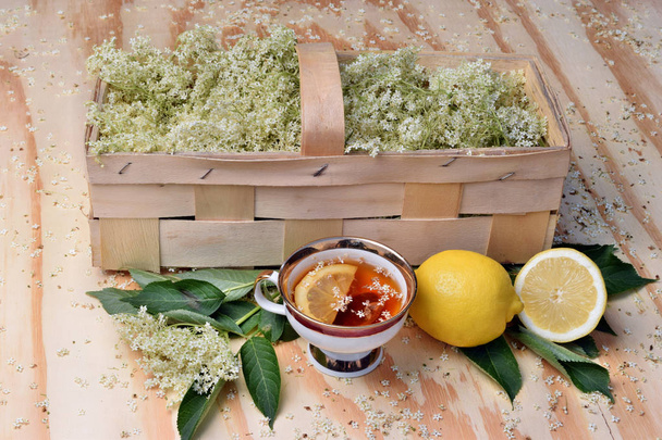 El té sano de las flores de saúco sobre la mesa de madera
 - Foto, Imagen