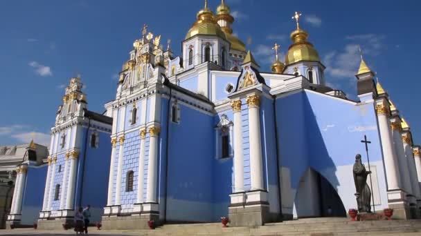 Mikhailovski gouden koepels klooster op het mikhailovskaya plein in kiev, Oekraïne - Video