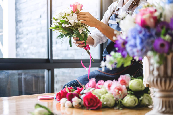 自宅の人工花ベストの装飾の手配、若い女性花屋は diy の人工花、クラフト、ハンドメイドの概念の整理を作る仕事します。. - 写真・画像
