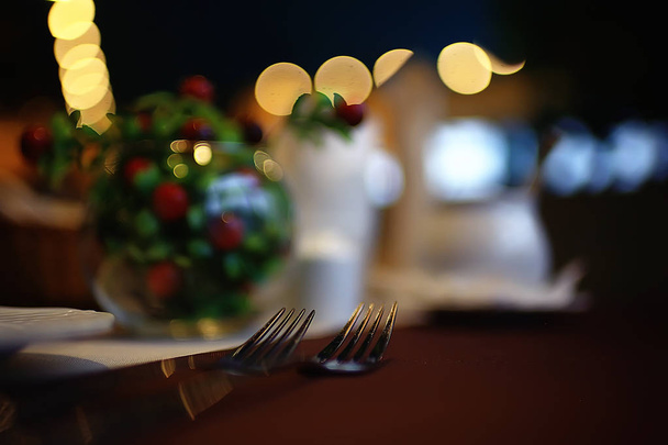 servizio nel ristorante, forchetta e coltello / vista interna del ristorante con un coltello da tavola servito e forchetta sul tavolo in un caffè
 - Foto, immagini