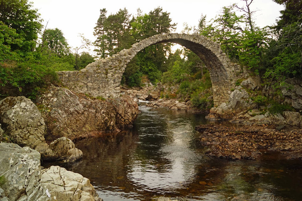 The old pack horse bridge over the river Dulnain at Carrbridge was built in 1717. - Photo, Image