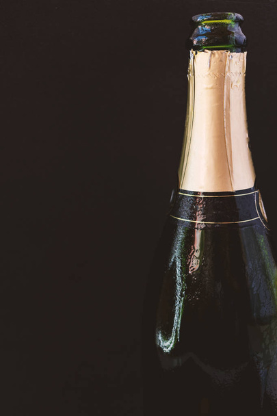 パーティーのコンセプトです。黄金色の瓶の首のシャンパンのオープン瓶. - 写真・画像