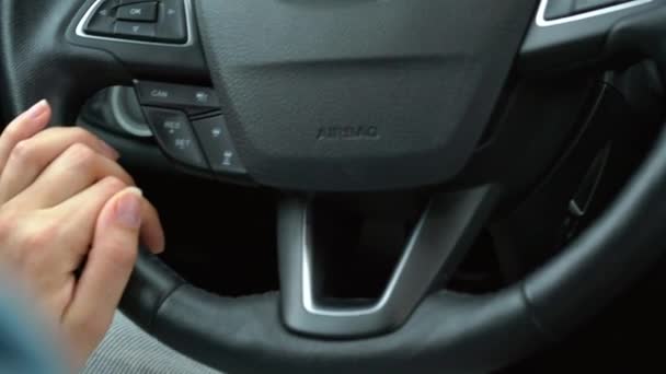 Κοντινό πλάνο γυναικεία δάχτυλο πατώντας ένα κουμπί stop start κινητήρα αυτοκινήτου - Πλάνα, βίντεο
