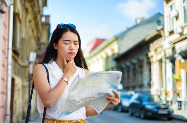 Азіатський мандрівник з картою вивчення європейської архітектури вулицях міста - Фото, зображення