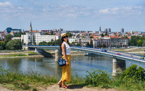Asian traveler, ciesząc się widokiem miasta Novi Sad, Serbia - Zdjęcie, obraz