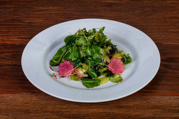 Salade japonaise Daikon aux feuilles
 - Photo, image