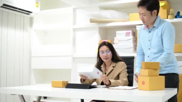 Piccola impresa imprenditore PMI freelance asiatico team uomo donna working box per la consegna
 - Filmati, video