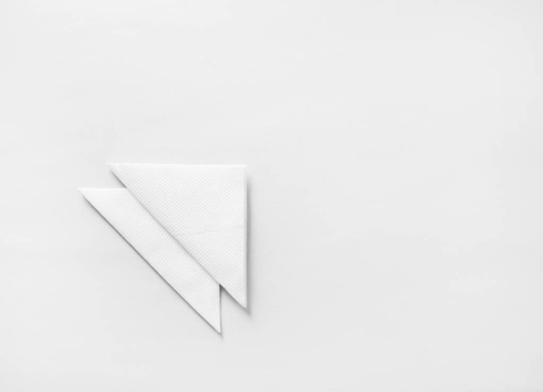 Λευκό κενό διπλωμένο χαρτοπετσέτες σε χαρτί φόντο με αντίγραφο χώρου. Επίπεδη θέσει. - Φωτογραφία, εικόνα