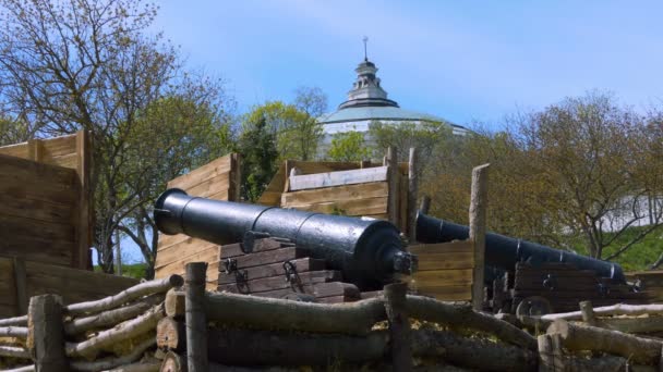 Il cannone del XVIII secolo è coinvolto nella difesa della città. Struttura difensiva, con armi da fuoco. Ricostruzione della prima difesa della città di Sebastopoli
. - Filmati, video